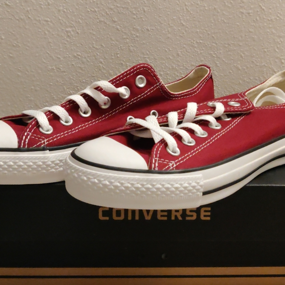 Converse Chuck Taylor Low Top Size 8 Maroon